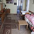 Wohnzimmer mit Schlafcouch für zwei Personen und einem Ersatz-Matratze