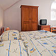 dvoulůžkový pokoj s manželskou postelí